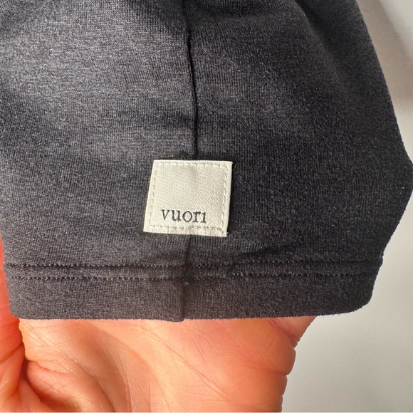 Vuori Women's Black Halo Performance Crop 2.0 DreamKnit™ Racerback Tank Top XS - Picture 3 of 11